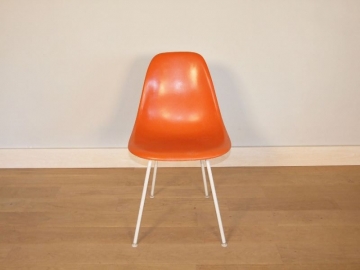 chaise eames orange corail