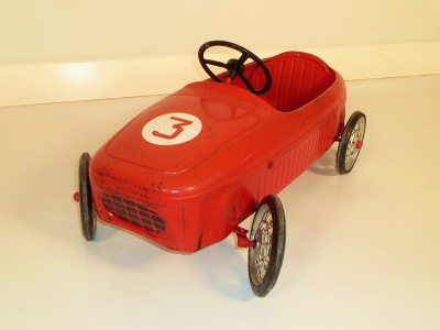 Voiture à pédales, Rouge