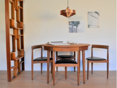 Table ronde chaises tripode Hans Olsen frem rojle vintage maison simone nantes